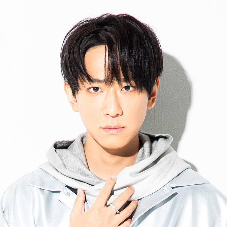 小山慶一郎の家族構成|両親の離婚は父親のDVが原因?現在の関係性は?