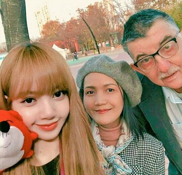 【画像】BLACKPINKリサの家族構成|両親の職業はハーフの真相は?