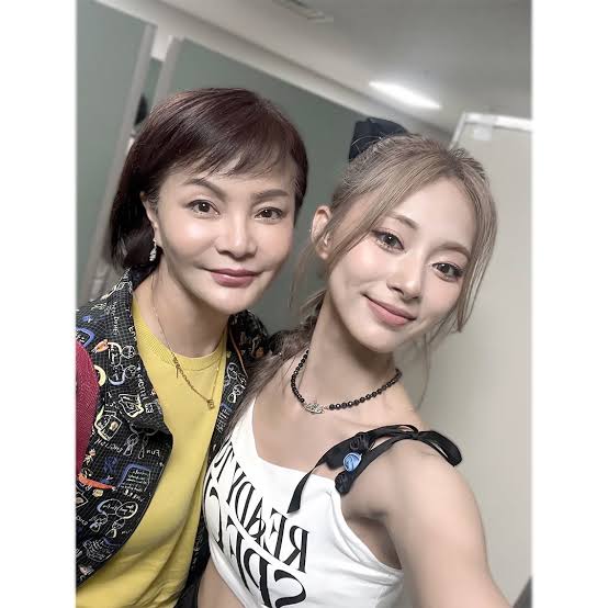 【画像】TWICEツウィ家族構成|母親が美人過ぎてヤバイ！若い頃がそっくり?